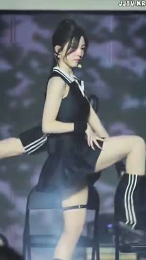 카라 민소매 원피스 가터링 트리플에스 박소현