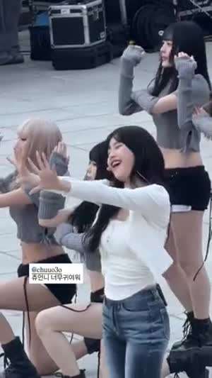 위에서 본 행사 뛰는 츄 청바지핏