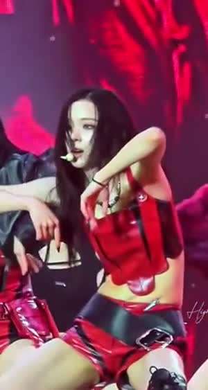 에스파 윈터 빨간 애나멜 란제리룩 복부 배꼽 내전근 허벅지
