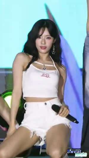 시원한 흰 끈나시 찢어진 핫팬츠 입고 무릎 꿇은 박지원 야벅지.mp4