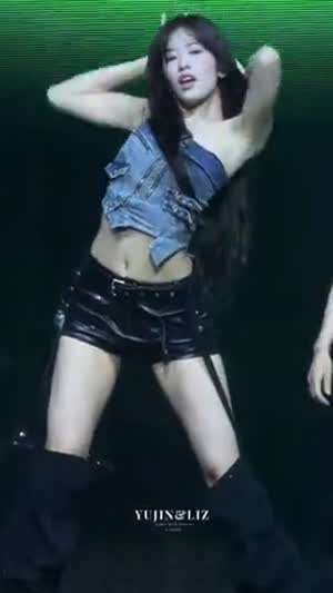 안유진 데님 원오프숄더 배꼽 + 가죽핫팬츠 내전근 허벅지.mp4