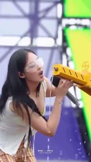 상상하게 만드는 입 벌리고 물 받아 먹는 비비.mp4