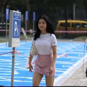 카메라 보며 걸어가는 출근길 권은비 리드미컬한 가슴 드리블.mp4