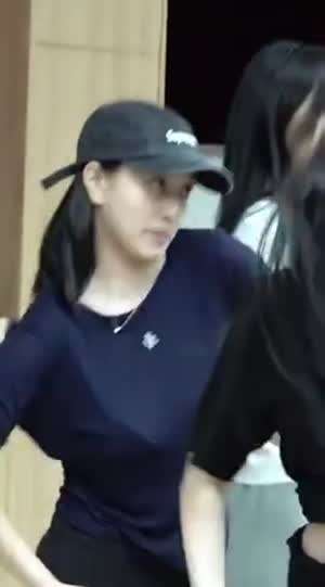 안무 연습 하는 트와이스 지효 헐렁한 브라컵 티셔츠 출렁이는 가슴.mp4