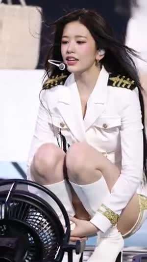 쪼그려 앉아서 선풍기로 땀 식히는 제복 아이브 안유진
