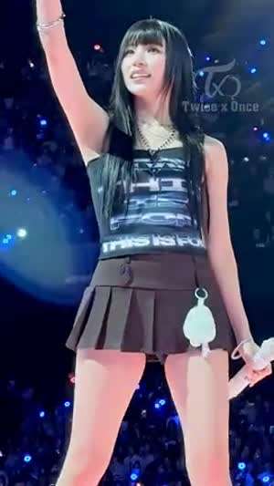바로 앞에서 본 주름 치마 알콜프리 트와이스 미나