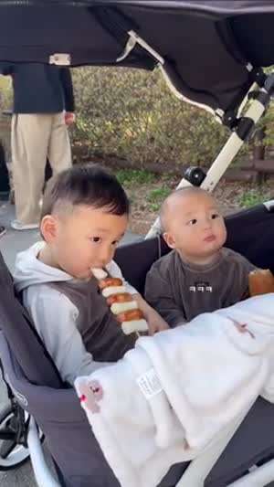 핫도그 먹방에 진심인 12개월 아기