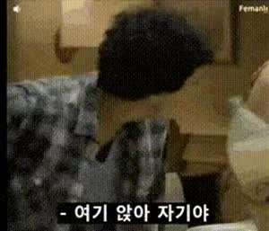 여친 가족을 사로잡은 남자.