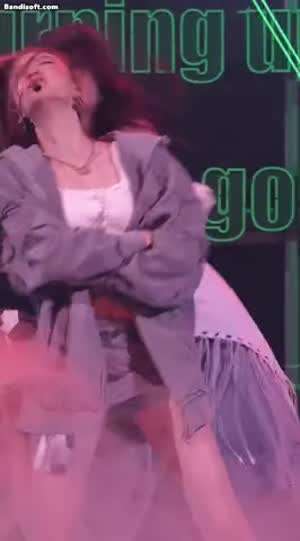 [미야오] 짧은바지 입고 격한 무대 소화하는 엘라..gif