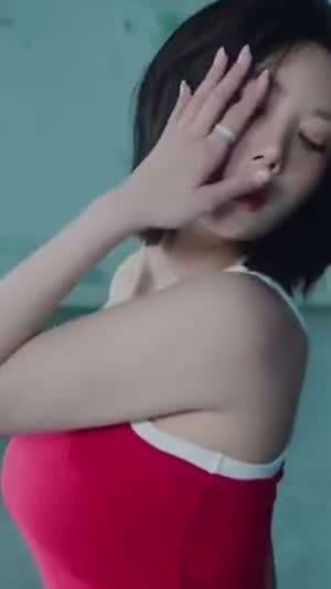 여전히 묵직한 한쪽 어깨끈 나시 권은비