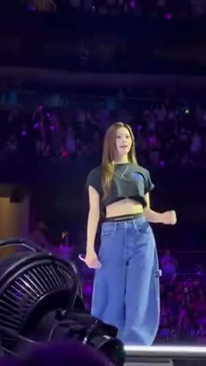 많이 짧아서 스포츠 브라가 보이는 크롭티 트와이스 사나