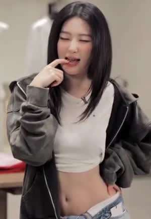 매끈한 복부 예쁜 배꼽 드러낸 레드벨벳 슬기