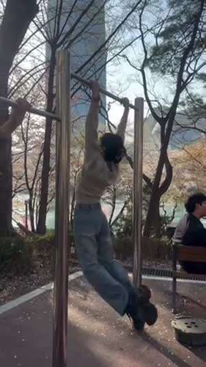 벚꽃보러가서 유연성 자랑하기(없어서 흘러 내릴게 없네)