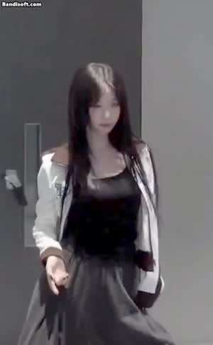 연습중인 카리나 얇은 회색 트레이닝 바지 위 은은한 라인.mp4