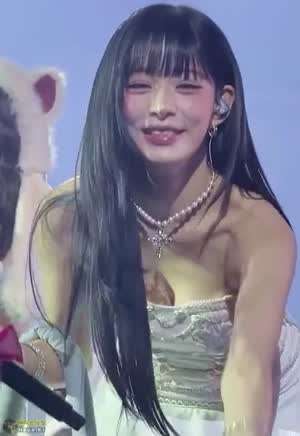 팬들한테 젤리 던져주다가 흰 란제리룩 가슴골 노출한 이채영.mp4