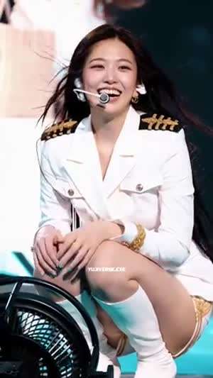 쪼그려 앉아서 선풍기로 땀 식히는 제복 아이브 안유진 "아가들~"