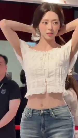 옆으로 머리 묶는 유나