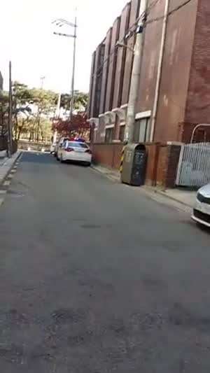놀고있는 경찰 참교육하는,,, K할머니 ㄷㄷㄷ