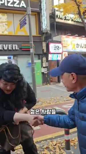 아니 미성년자 애들이 우루루 몰려다니면서 담배피면 돼요? 안돼요?