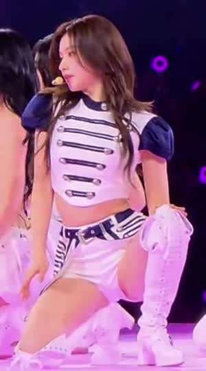 응원단장복 흰핫팬츠 트와이스 사나
