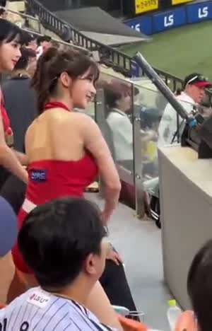 이주은 치어리더를 계속보는 LG모자 흰티 아저씨.mp4