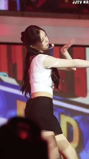 묵직 밀착 흰티 트리플에스 김채연