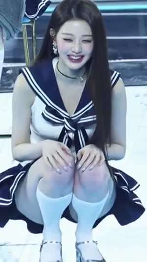 세라복 입고 쪼그려 앉은 아이브 장원영 니삭스