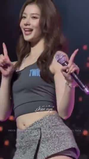 바로 앞에서 본 회색 나시 크롭 트와이스 사나