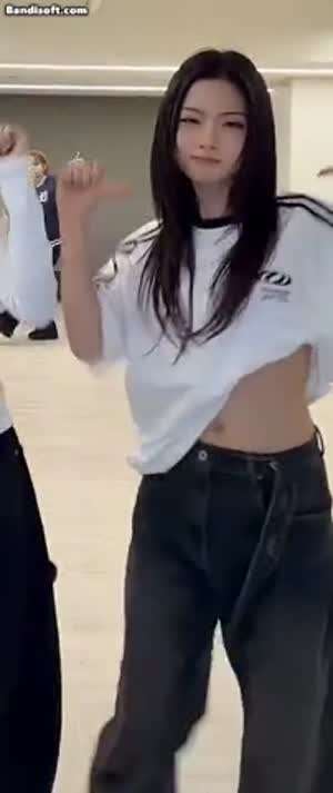 [키키] 상의를 걷어 올린 키야.gif