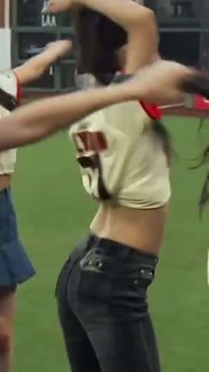 야구 유니폼 크롭으로 말아올린 엔믹스 설윤 청바지핏 허리라인