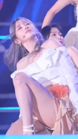 프로미스나인 송하영 바닥안무 하얀 허벅지