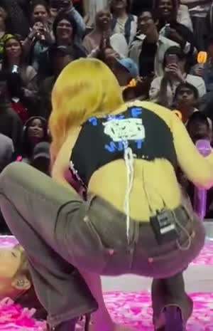 바닥에 떨어진 컴페티 열심히 모으는 트와이스 모모 청바지 뒤태