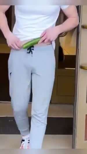 오이를 바지에 넣어보았다.mp4