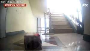 현관문에 설치해놓은 CCTV