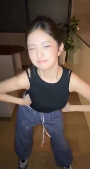 위에서 찍은 폭력적인 구도 검정 나시 아이브 레이