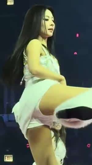 뒷발 차기하는 트와이스 쯔위 찰진 뒤태 흰핫팬츠