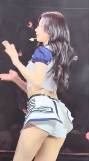 응원단장복 흰핫팬츠 트와이스 사나 (2)