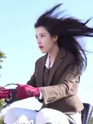 말 타는 장면 찍는 아이유 풀샷 ㅋㅋ