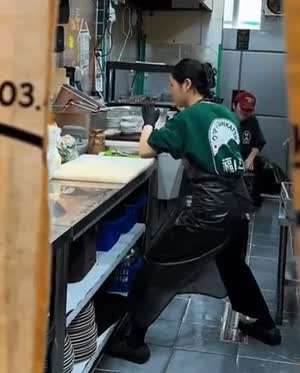 주방 직원에게 칼질 연습좀 하랬더니...