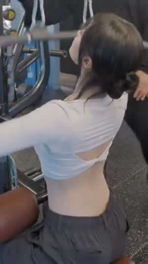운동하는 베이비몬스터 아현 묵직한 흰 탱크탑 가슴골.mp4