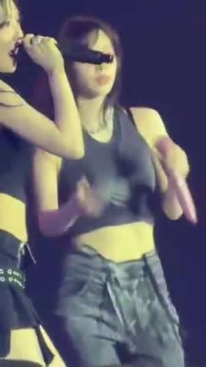 에스파 카리나 튕겨주는 가슴 무브먼트.mp4
