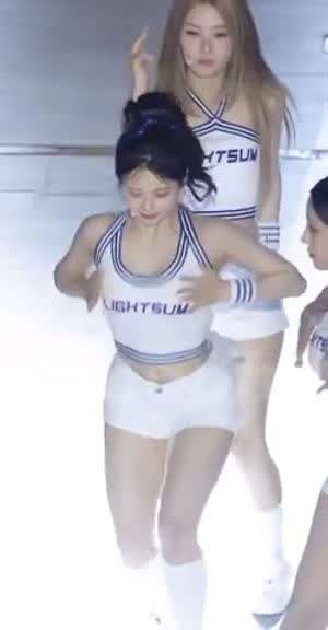라잇썸 나영 농구장 행사 숙이는 나시 가슴골.mp4