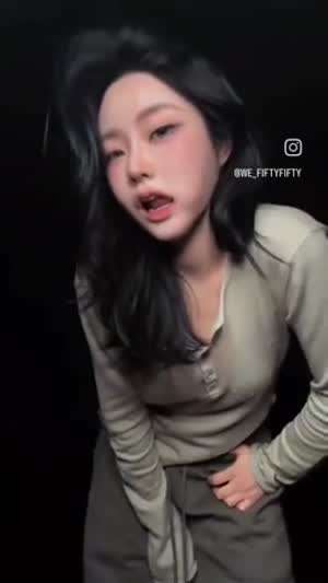 피프티피프티 키나 헐렁한티 노브라 가슴에 꼭지 패드만 붙인 자유로운 무빙.mp4