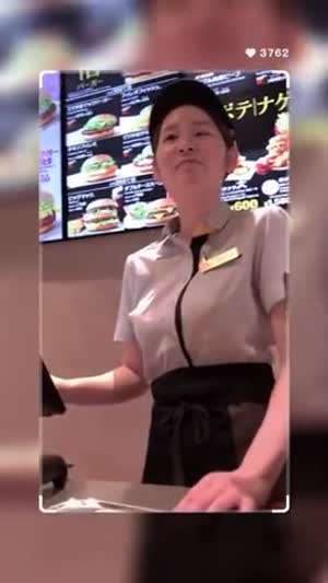 잘생긴 남자를 본 맥도날드 여자 알바