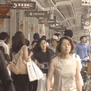 교토 거리를 걸어 다니는 18세 청년의 모습