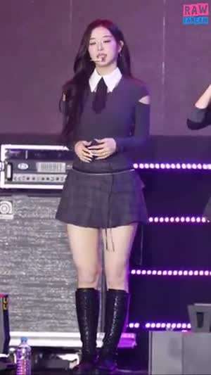 속바지 정리하는 흔들리는 넥타이 트리플에스 김채연