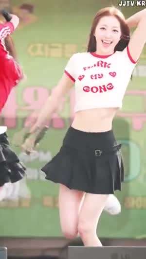 크롭 흰티 주름 치마 하이키 리이나