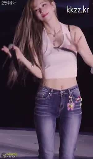복근 보이는 프로미스나인 이채영