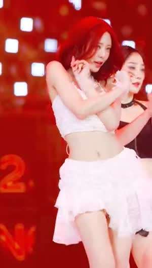 순백색 셔링 끈나시 잘록한 복부 배꼽뽐내는 ITZY 유나