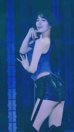 아이브 안유진 일본콘서트 가죽핫팬츠 허벅지